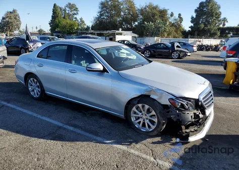 2017 Mercedes-Benz E 300 z USA, uszkodzony, nr VIN WDDZF4JB8HA208796